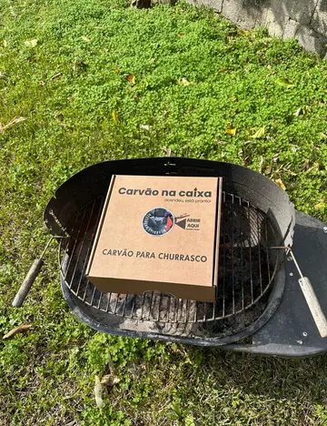 caixa-de-carvao-em-cima-do-grelhador
